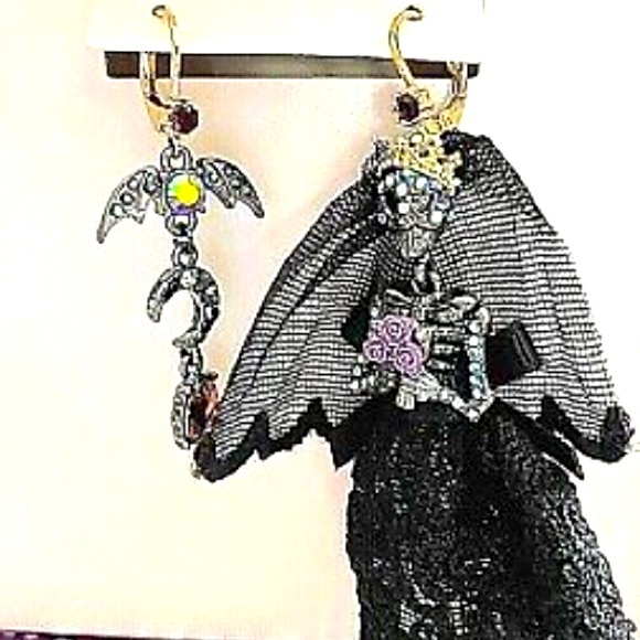 New Betsey Johnson Skeleton Bride Mismatch Earrings - Picture 9 of 12
